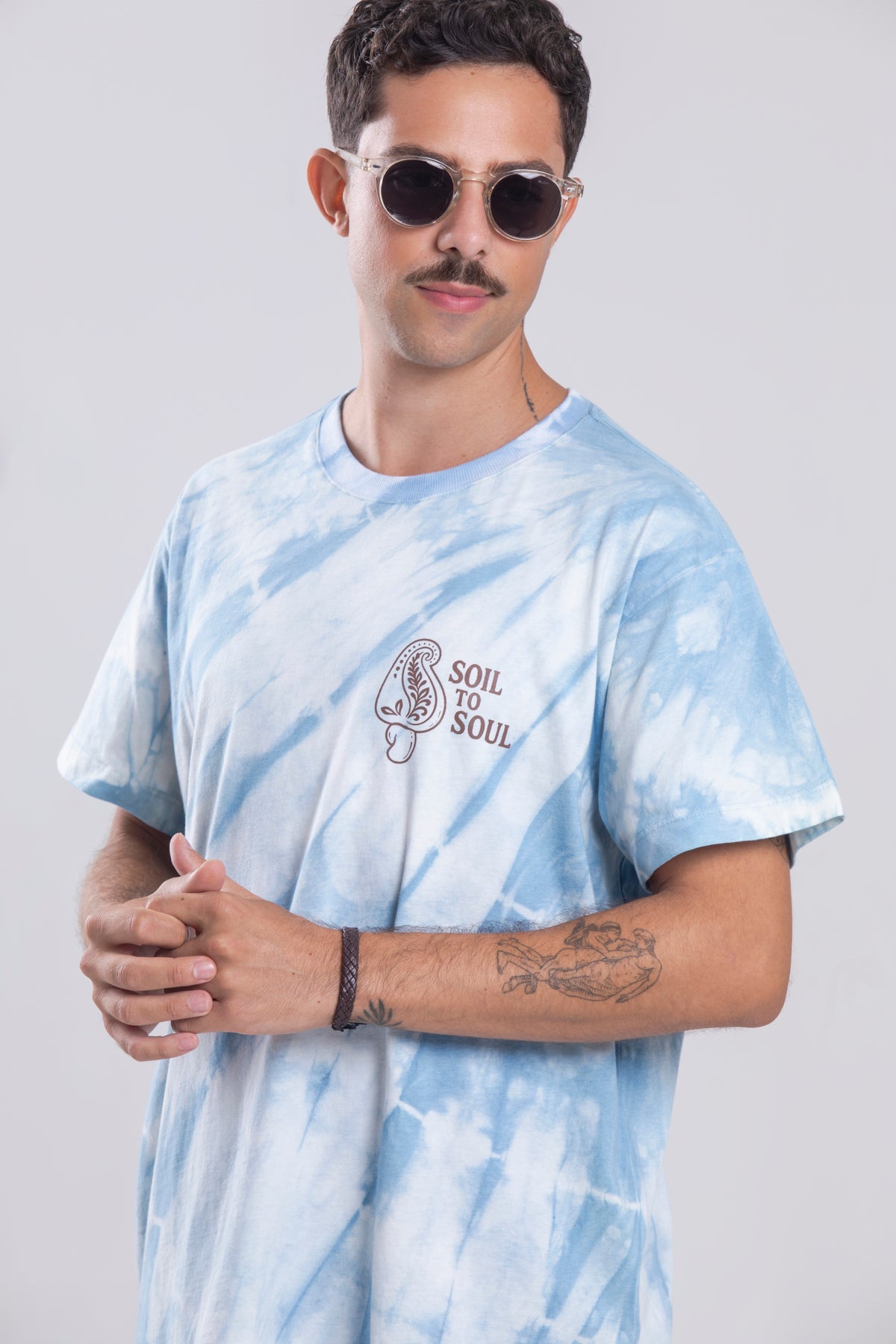Camiseta Agroecológica Soil To Soul – Tie Dye Natural – Fit Regular