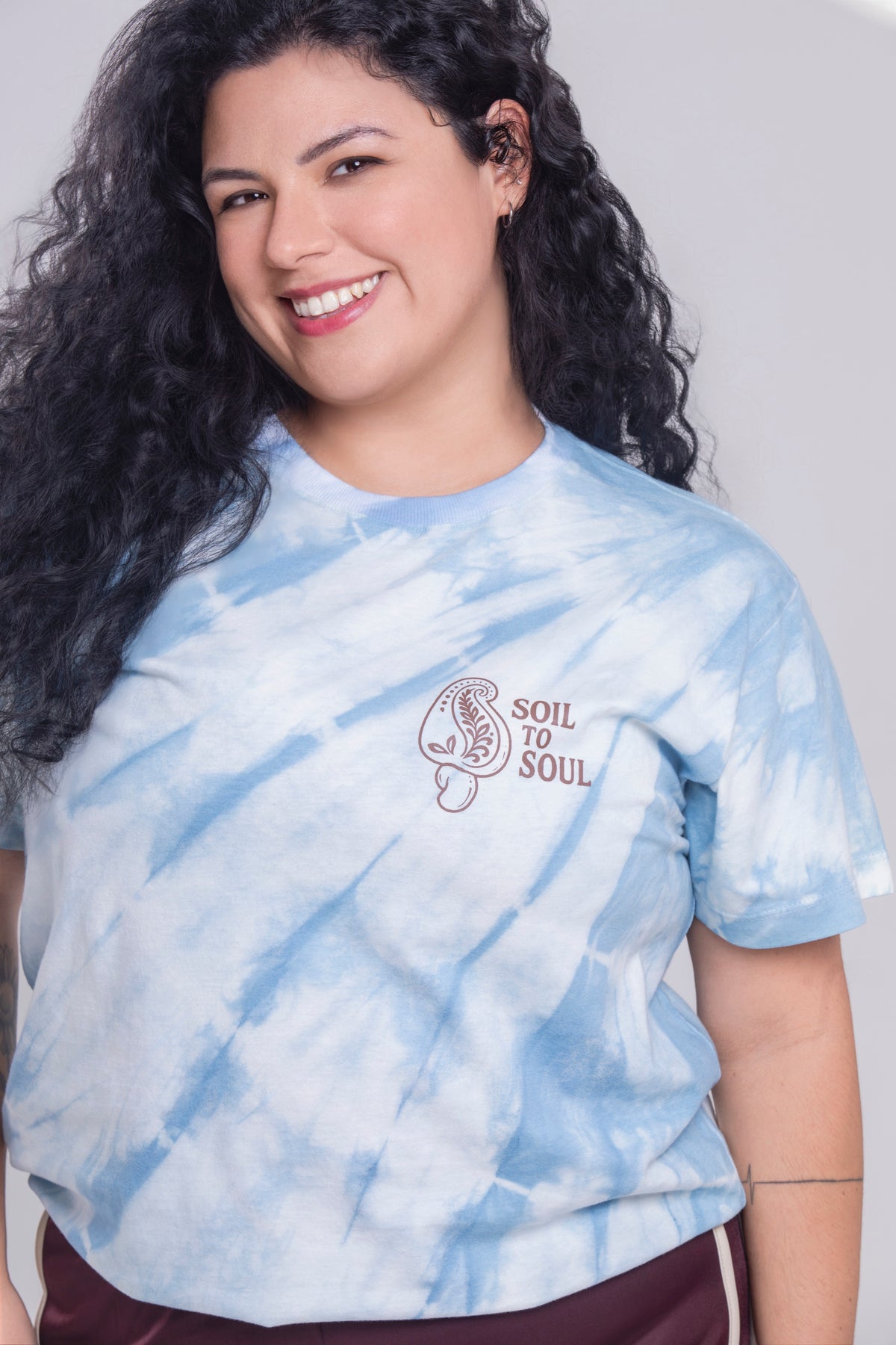 Camiseta Agroecológica Soil To Soul – Tie Dye Natural – Fit Regular