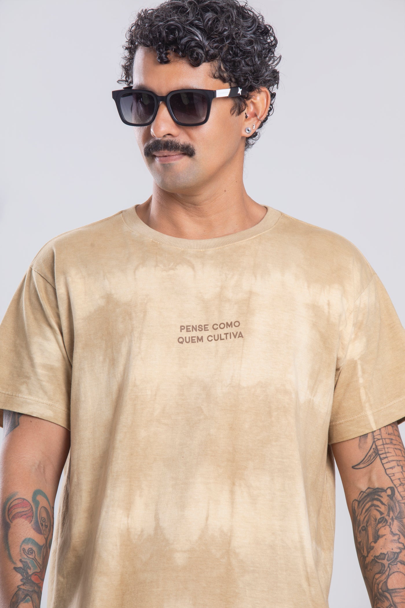 Camiseta Agroecológica Pense Como Quem Cultiva – Tie Dye Natural  – Fit Regular