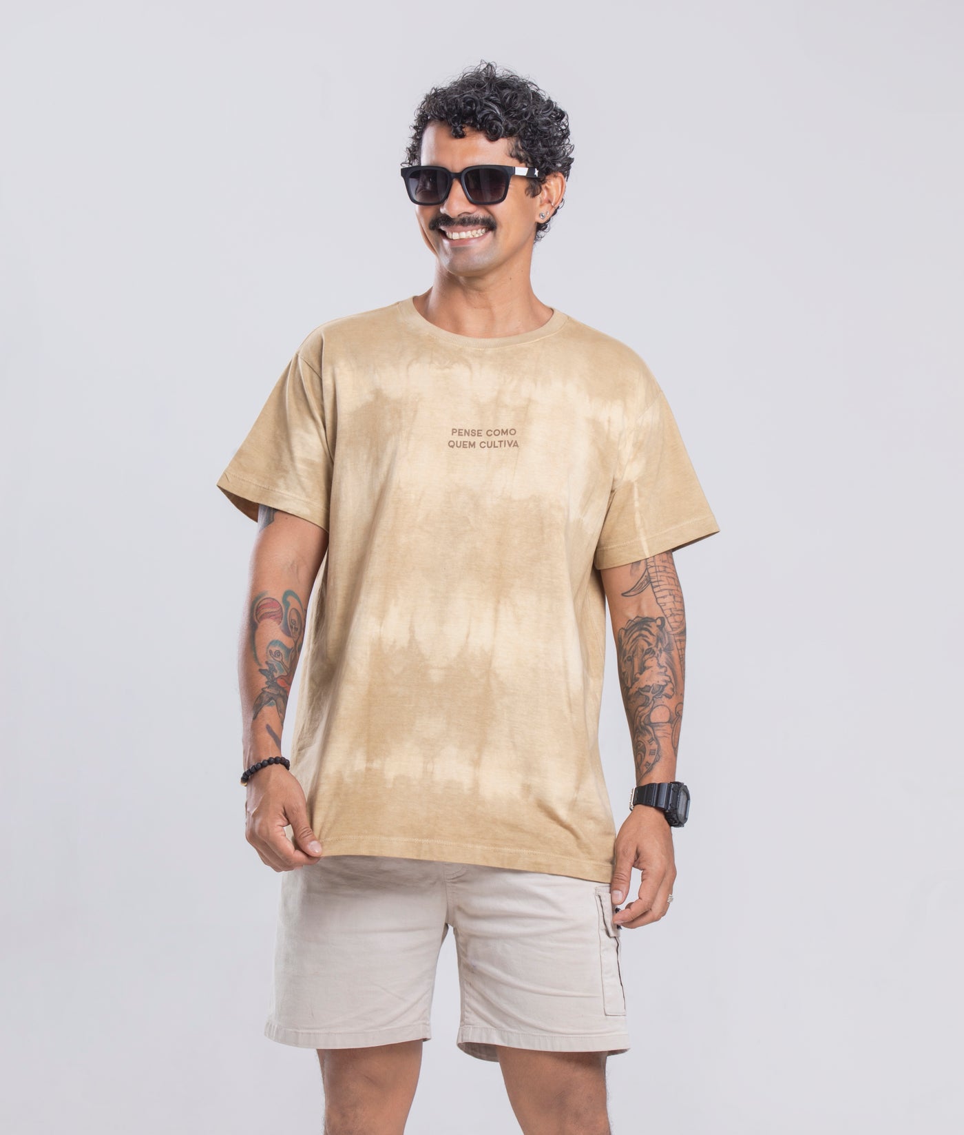 Camiseta Agroecológica Pense Como Quem Cultiva – Tie Dye Natural  – Fit Regular