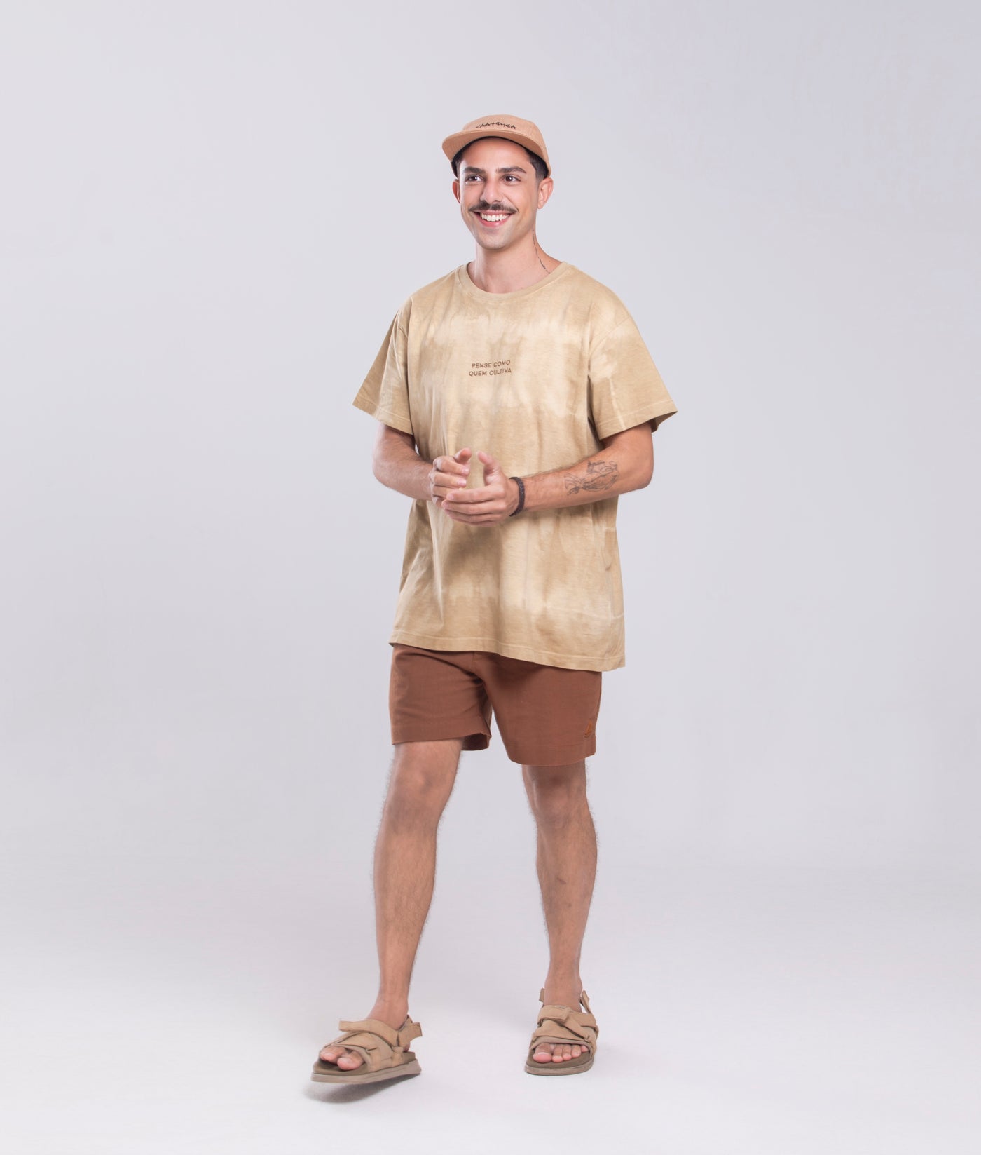 Camiseta Agroecológica Pense Como Quem Cultiva – Tie Dye Natural  – Fit Regular